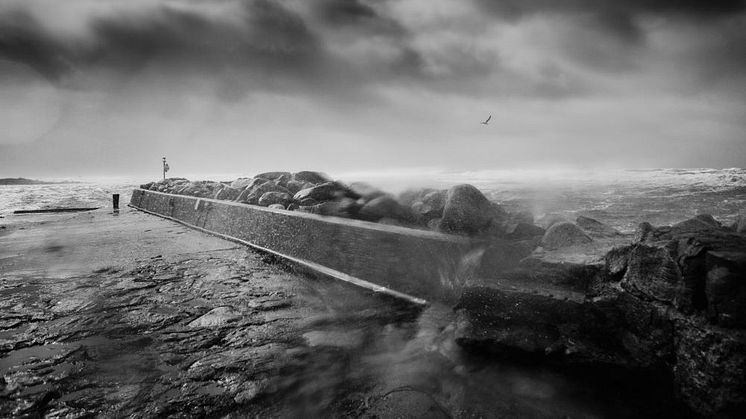 Storm i Lerhamn är ett av fotografierna i utställningen Erosion som snart visas i Ängelholm. Foto: Kristoffer Granath