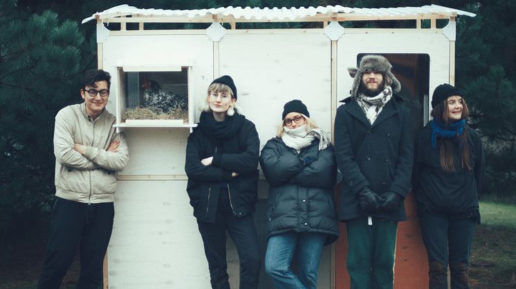 ”The hen board”, som bor i HSB Living Lab, tar nu över ansvaret för hönornas väl och ve. Foto: John-Daniel Isacsson