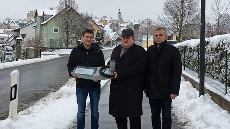 Nach dem Abschluss der Umrüstung hat sich Bürgermeister Manfred Hauser zusammen mit Stephan Leibl (r.) und Andreas Ferstl (l.) von der Bayernwerk Netz GmbH vor Ort ein Bild vom Erfolg der Maßnahme gemacht. 