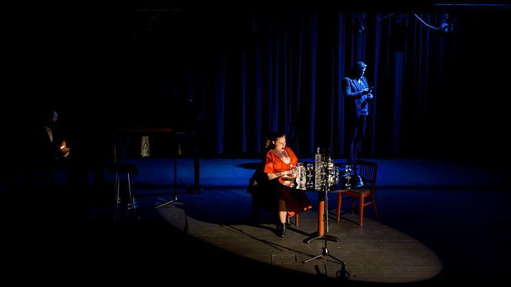 Vi møter sopran Nora Oleanne Sårheim, tenor Eivind Kandal og pianist Andreas Løken Taklo i kammeroperaen Treffet. Foto: Matias Ask