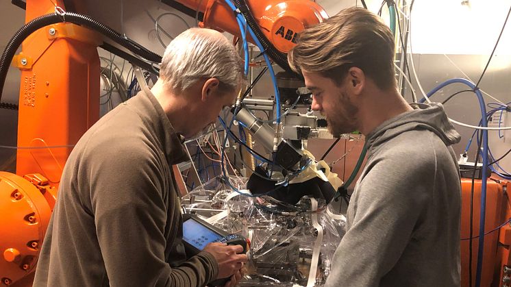 Ingenjörerna Mats Högström (tv) och Mattias Igestrand programmerar roboten som används i forskningsprojektet SAMw vid Högskolan Väst i Trollhättan.