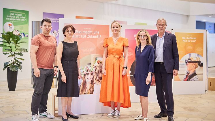 Zu Gast im dm-dialogicum: Alexander Salomon, MdL, Dr. Ute Leidig, MdL, Landesumweltministerin Thekla Walker, dm-Geschäftsführerin Kerstin Erbe und dm-Pressesprecher Herbert Arthen (v.l.n.r.). © dm-drogerie markt