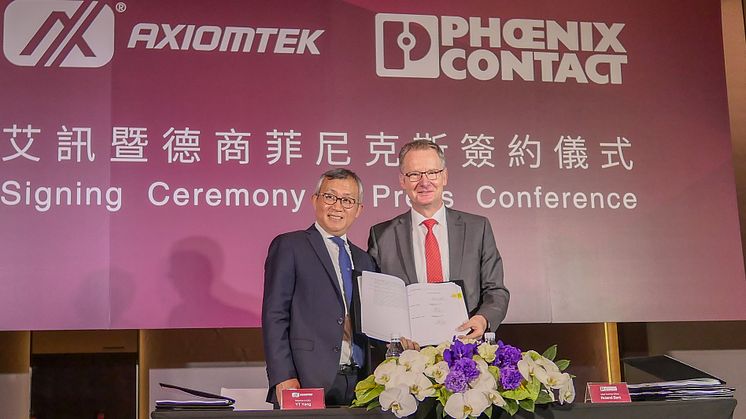 Roland Bent, CTO hos Phoenix Contact og YT Yang, CEO og styreformann i Axiomtek, morselskapet til EtherWan, under underskrivelsen av kontrakten.