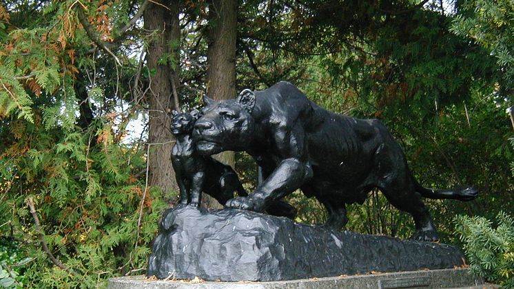 The sculpture Lioness and cubs