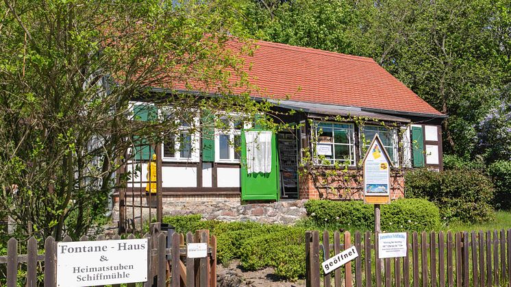 Den Wegweisern des Theodor-Fontane-Radweges folgend kommt man zum Ortsteil Schiffmühle, wo das „Fontanehaus“ steht.  Foto: TMB-Fotoarchiv/Steffen Lehmann. 