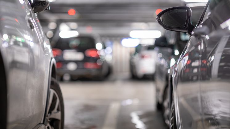 Sammenlignet med i februar og i maj lader stadig flere bilejere bilen parkere derhjemme for at spare, viser ny undersøgelse foretaget af Applus Bilsyn i november blandt 1.182 bilejere.