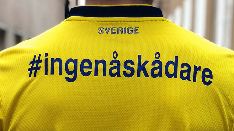 Svenska herrlandslaget i manifestation mot mobbning vid inmarschen på Friends Arena