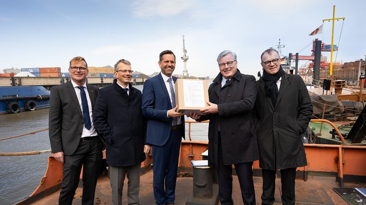 Antragsunterlagen für LNG-Terminal und Hafen in Stade eingereicht|V.l.n.r.: Knut Kokkelink (NPorts), Holger Banik (NPorts), Olaf Lies (Umweltminister Niedersachsen), Dr. Bernd Althusmann (Wirtschaftsminister Niedersachsen) Dr. Johann Killinger (HEH)