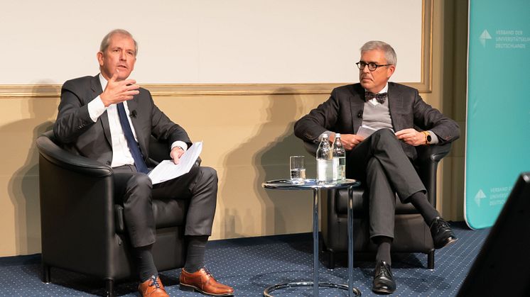 Professor Jens Scholz, 1. Vorsitzender des Verbands der Universitätsklinika Deutschlands und Prof. Dr. Matthias Frosch, Präsident des Medizinischen Fakultätentages.