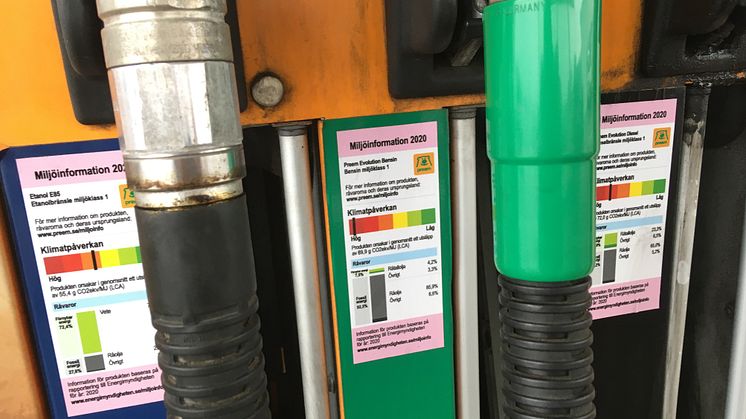 Eco-labels for ethanol E85 (left), petrol (center), and diesel (right) at a Swedish petrol station run by Preem. A climate impact rating is shown as a horizontal, coloured bar, running from red (high) to green (low). Photo: The Green Motorists
