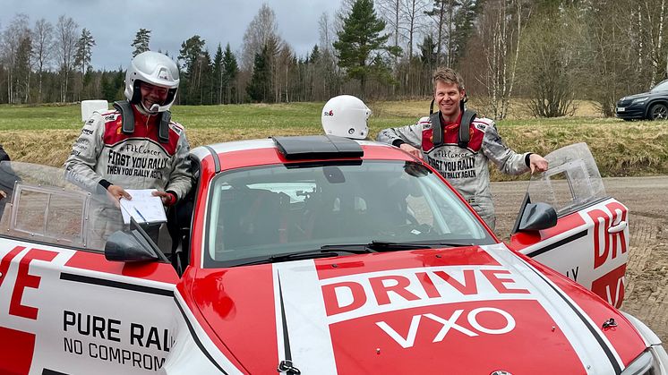 VM-föraren PG Andersson kör DRIVE VXOs E-fuel BMW i Rally-SMs gruspremiär