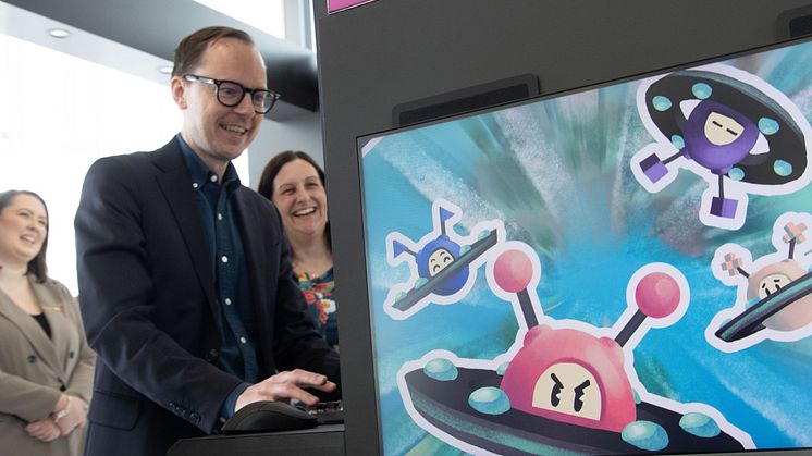 Utbildningsminister Mats Persson testar spelet Garden Gnome Carnage