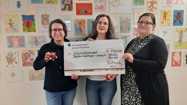 Susan Osterland und Anna Berschauer mit Kerstin Stadler (Bärenherz, links)