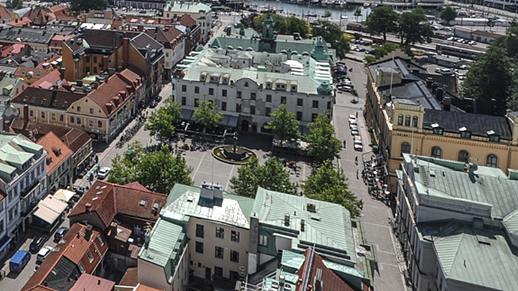 Bild över Larmtorget och Kalmar city, Linnéuniversitetet och hamnen.
