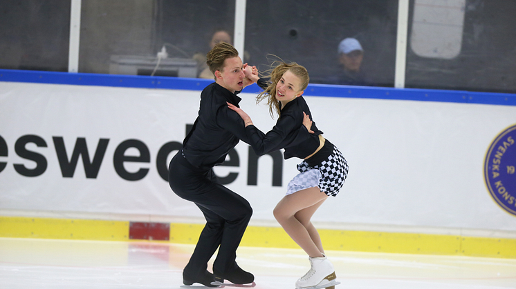 Tävlingsdebut för Sveriges nya isdanspar Milla Ruud Reitan och Nikolaj Majorov när Nebelhorn Trophy avgörs. (Foto:Maria Jangbro/emjo-eyes.photography)