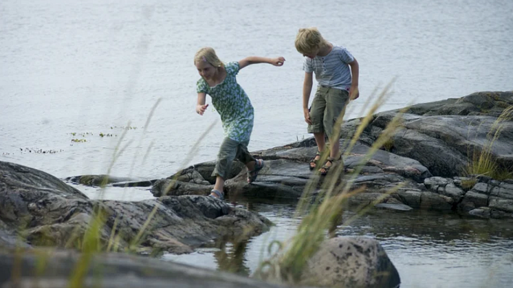 Hopp och lek mellan klipporna på Fjärdlång. Foto: Fredrik Hjerling.