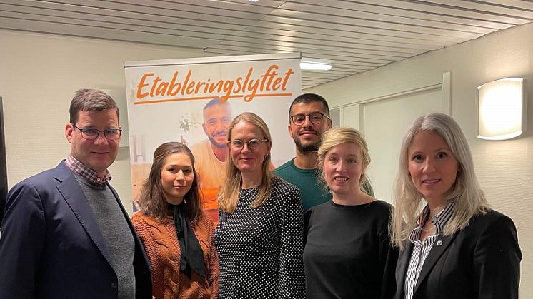 Jonas Riedel (C), kommunalråd och t.h. Anna Juhlin (C), ordf Kompetens- o arbetsmarknadsnämnden, Sanaz Mirzajee, coach/språkstödjare, Annika Nordgren, projektledare, Danilo Espinoza, delprojektledare, Joanna Olin, utb.samordnare. Foto: Hanna Taxén.