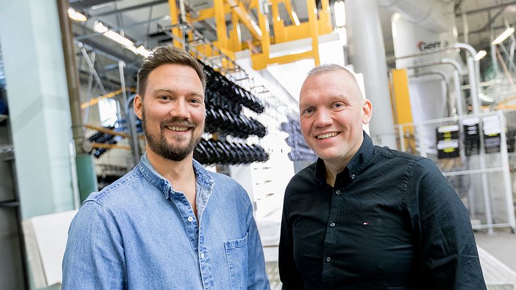 Fredrik Gillberg, produktionschef för anläggningen Industripulver i Anderstorp och Henrik Dyberg, Proton Finishings operativa chef, framför pulverlacklinan som genomgått en fullständig förvandling.