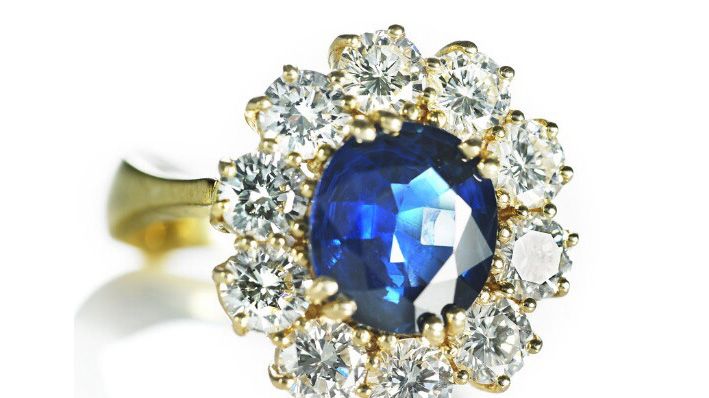 Willy Jagert: Unik rosetring med en safir og talrige diamanter. Vurdering: 40.000 kr.