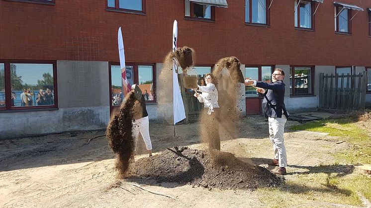 Rose-Marie Frebran, styrelseordförande Länsgården Fastigheter AB; Katarina Hansson, kommunstyrelsens ordförande, Kumla kommun; och Andreas Svahn, regionstyrelsens ordförande Region Örebro län.