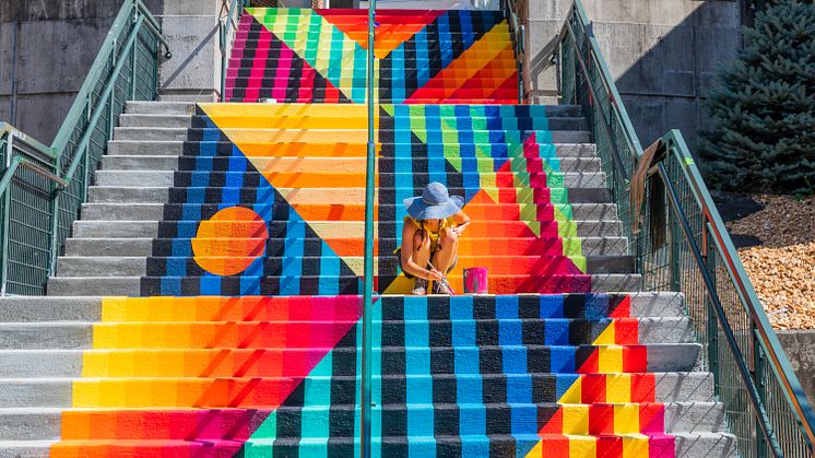 Jessie & Katey har satt färg på många gator, väggar och i det här fallet på en trappa vid Appalachian State University, North Carolina, USA 