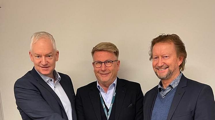 Avtalen mellom SpareBank 1 Østfold Akershus og Vigres AS ble signert 14.12.22. Fra venstre Arild Bjørn Hansen, adm. dir. i SpareBank 1 Ø.A. og fra midten Thor Andres Hansen og John Vigre, begge deleiere i Vigres AS. 