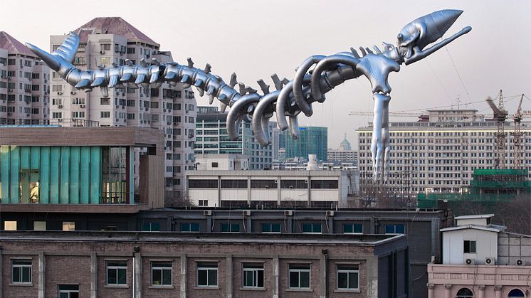 Cheng Dapeng. ”Weightless” 2007, är ett tidigare konstverk som ställdes ut i Beijing. 