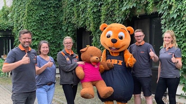 Bärenherz-Bär und Obi-Biber lachen bei der Spendenübergabe um die Wette 