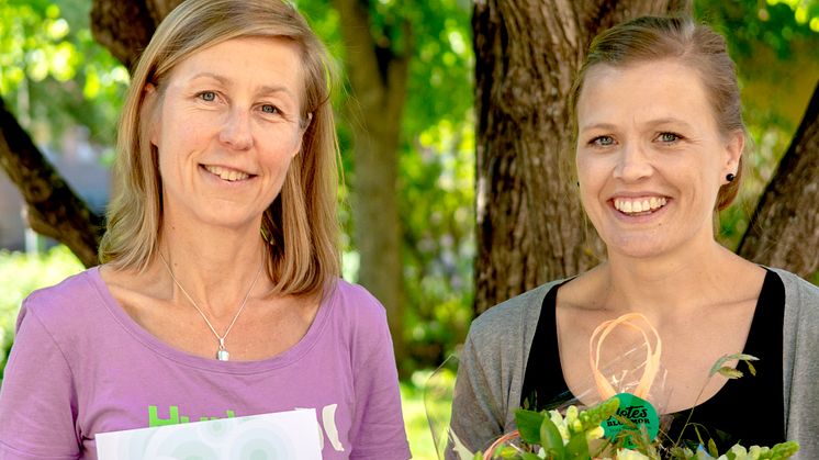 Barbro Hedin Skogman och Terese Nilsson tog å CKF:s miljögrupps vägnar emot priset i regionfullmäktige.