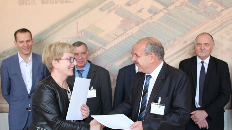 Prof. Dr. Ulrike Tippe und Prof. Dr. Mihály Réger besiegeln per Händedruck die neue Vereinbarung.