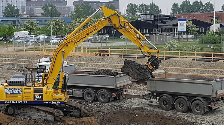 Här på Sjölunda reningsverk arbetar sig en Komatsu-hybrid ner genom marklagret för att ge plats åt stadens nya reningsverk.