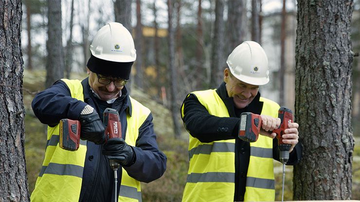 Lars Stjernkvist och Anders Lago skruvdraget för Björkalund 2, Norrköping, hösten 2020