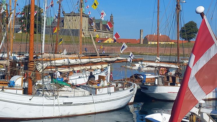 Ægte maritim stemning og levende Kulturhavn. Lørdag d. 10. august kommer kapsejladsen "Øresund på Langs" igen til Helsingør. Nyd stemningen og synet af de smukke træskibe lørdag eftermiddag.