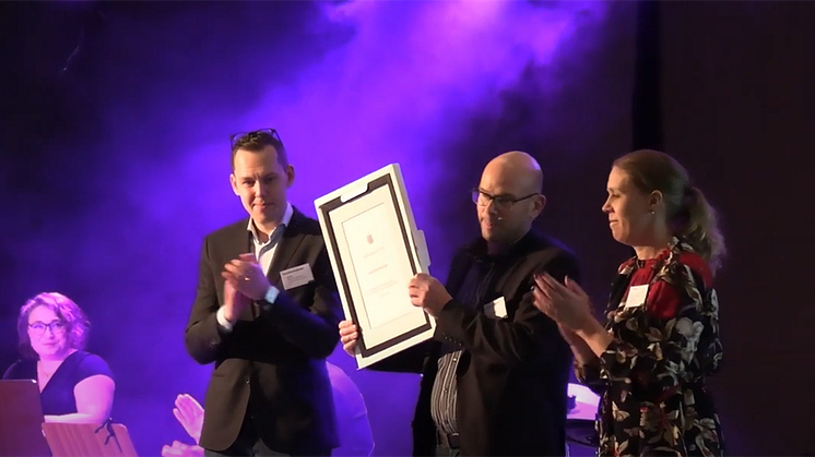 Peter Westergård, rektor på Rinnebäckskolan tar emot utmärkelsen Apple Distinguished School. Foto: Rinnebäckskolan