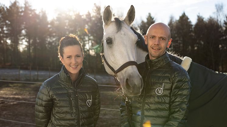 Unghästverkstaden, som drivs av Björn Svensson och Frida Seger, blir kunskapsambassadörer för Dunstan.