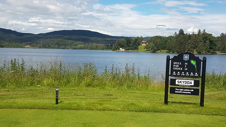 VIKTIG BESKJED: Skyddas budskap om at alle tjener på riktig sikkerthet er godt synlig på golfbanen ved Bogstadvannet.