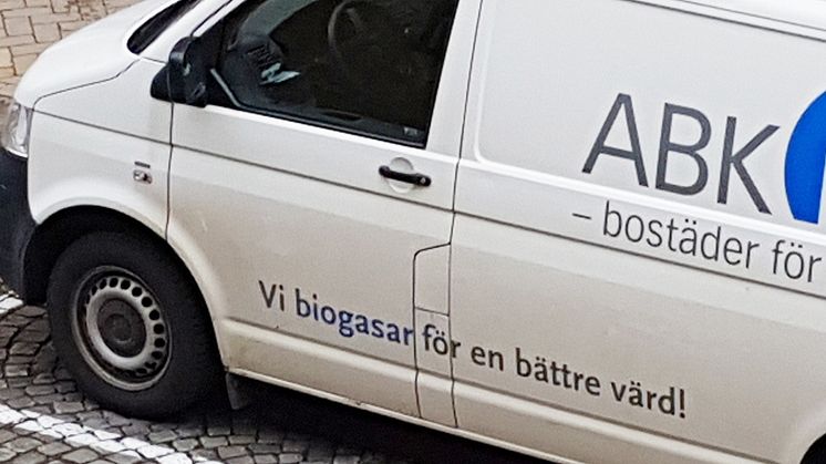 En stor del av ABK:s befintliga fordon drivs redan med biogas - nu får bolaget ett tillskott med sex nya biogasbilar.