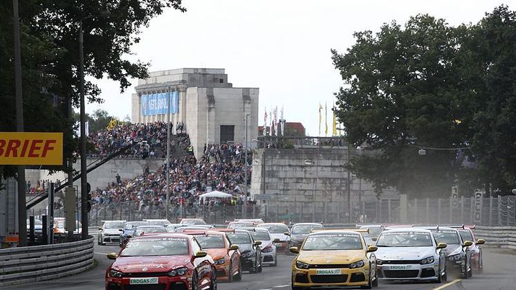 Fotbollsfeber, F1-hjältar och betong – Volkswagen Scirocco R-Cup till Nürnberg för klassiskt gatlopp
