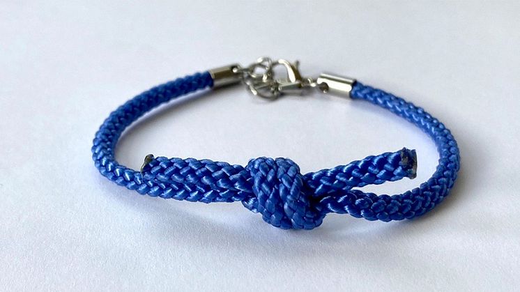 Blå Knuten-armbandet finns att köpa i Barndiabetesfondens webbshop.