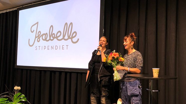 Mathilda Klinger Danielsson blev årets vinnare av Isabellestipendiet. Här tar hon emot priset på scen av initiativtagaren Isabelle McAllister (t.h.). 