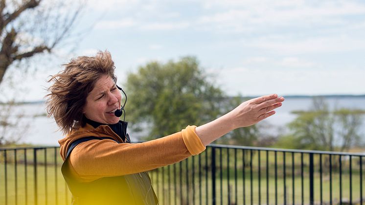 - Vi guidar mindre sällskap och håller en tranas avstånd till varandra, säger Sofie Stålhand, naturumföreståndare vid Hornborgasjön. Foto: Josefin Nilsson