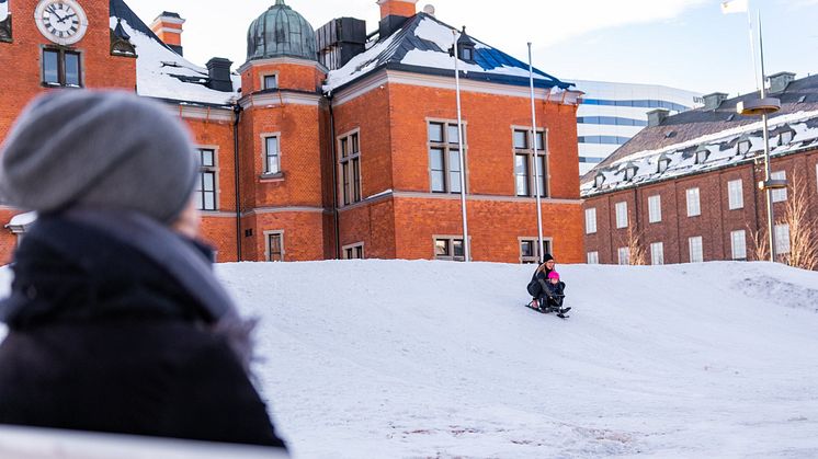 Pulkabacke på Rådhustorget i Umeå