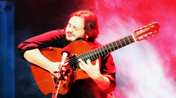 En av den brasilianska musikens stora förgrundsfigurer – Yamandu Costa Musikalisk intimitet och scenisk explosivitet. 