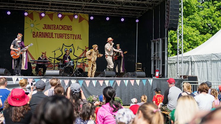 Dåligt väder och storsatsning på barnkultur orsakade publikrekord på Junibacken i juni