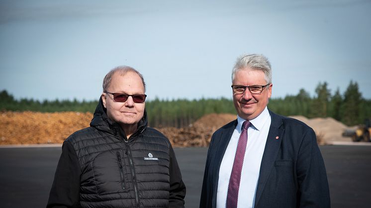 Olle Larsson, ägare och styrelseordförande Fiskarhedens Trävaru AB tillsammans med Hans Unander, kommunstyrelsens ordförande i Malung-Sälens kommun. Foto: Fiskarhedens Trävaru AB.