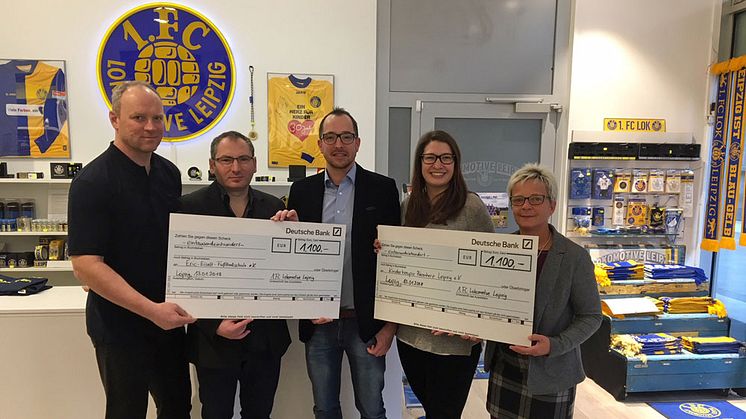 Jens Ruske (Eric-Eiselt-Fußballschule), Thomas Löwe (Lok-Präsident), Alexander Voigt (Lok-Vorstand), Ulrike Herkner (Kinderhospiz Bärenherz) und Kathrin Groß (Lok-Geschäftsführerin) bei der Scheckübergabe im Fanshop