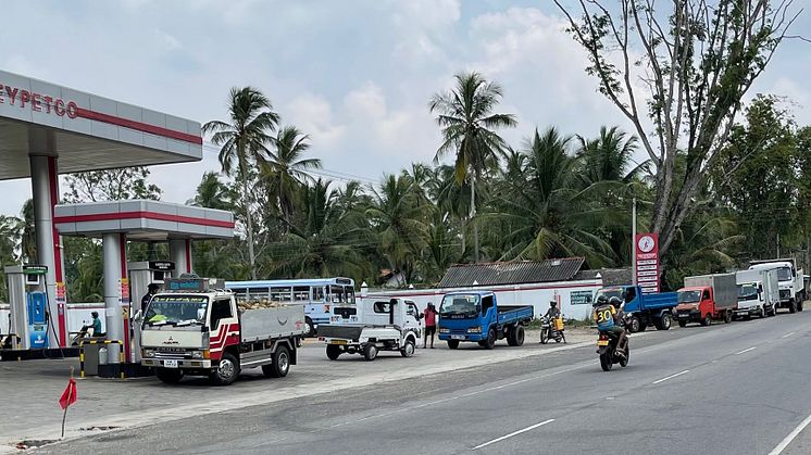 Unntakstilstand, demonstrasjoner og lange bensinkøer på Sri Lanka