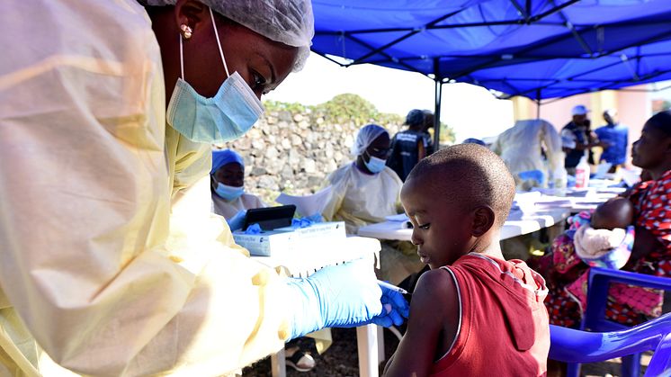 En kongolesisk sjukvårdspersonal ger vaccin till ett barn på Himbi Health Centre i Goma. Foto: TT/ REUTERS/Olivia Acland 