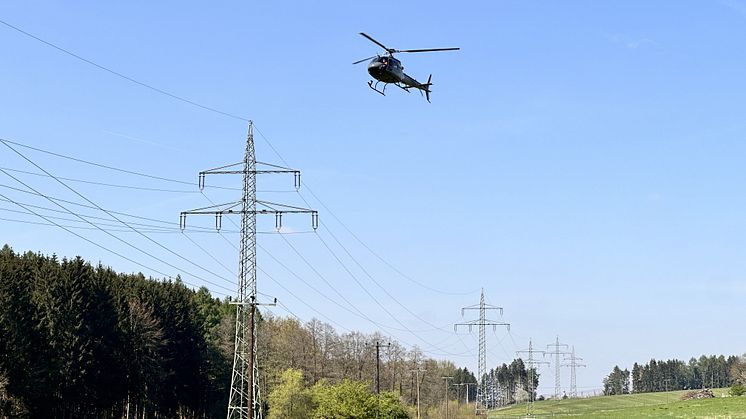 Bayernwerk überprüft Hochspannungsleitungen aus dem Hubschrauber