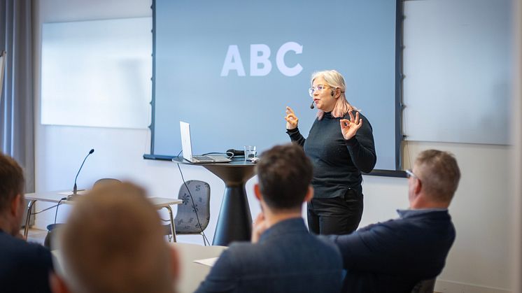 ﻿Liv Öberg, utvecklingsstrateg ﻿i Umeå kommun har dialog med medverkande parter i ABC Umeå ekonomisk förening, vars syfte är att bygga förmåga och kunskap för ökat cirkulärt byggande.